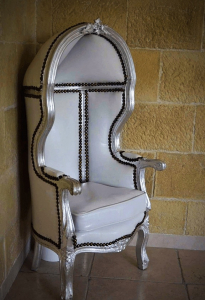 fauteuil style ancien pour seance photo a louer
