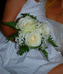 bouquet de rose blanche pour mariage enfant