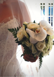bouquet de mariage robe roses blanches