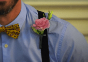 boutonniere sur bretelle temoin de mariage