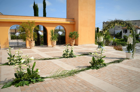 allée de mariage avec arche fleurie