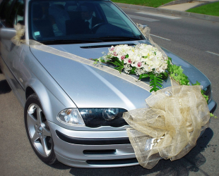 coeur en fleurs sur capot bmw