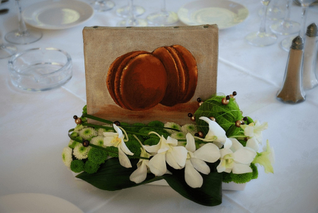 centre de table decoré avec tableau macaron