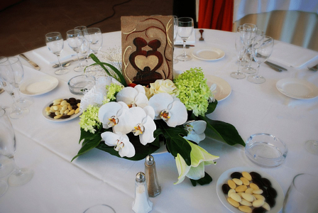 centre de table avec bouquet et tableau themaique