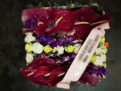 gerbe avec ruban pour deuil dans magasin fleurs de boheme