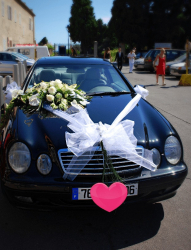 bouquet de fleurs mariage sur voiture mercedes