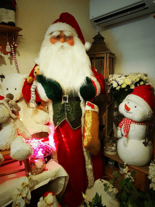 pere noel et bonhomme de neige en deco pour noel dans le magasin de fleurs a saint laurent du var