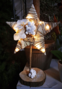decoration de noel etoile lumineuse socle en rondin de bois