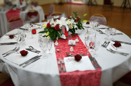 table de mariage colorée avec fleurs de boheme