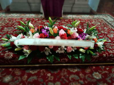 composition floral pour décès avec ruban