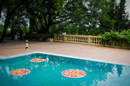 deco fleurs flottant sur piscine pour mariage dans le 06