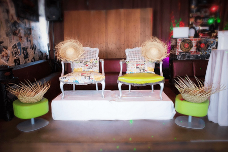 podium avec fauteuils pour les mariés theme été