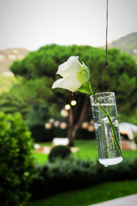 rose dans vase deco mariage exterieur